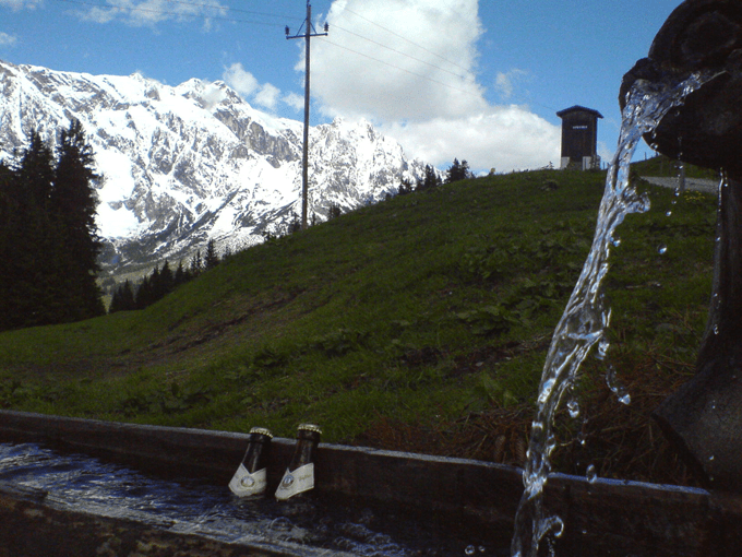 Hochkönig Hochkönig und ein frisches Erdinger Weißbier im kühlen Nass