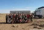 Overland Mitreisenden am Tropic of Capricorn
