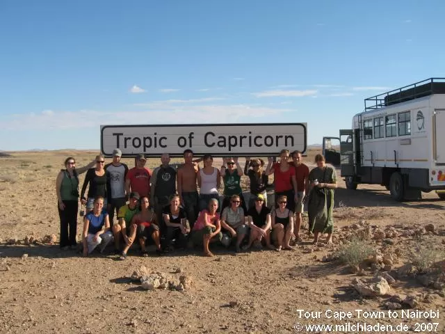 Overland Mitreisenden am Tropic of Capricorn