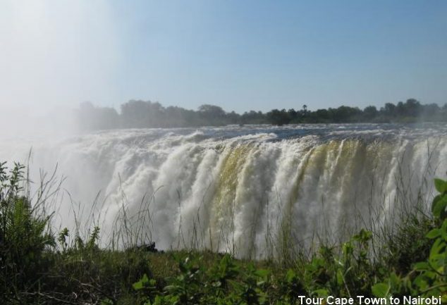 Simbabwe - An den Victoriafälle donnert der Sambesi 108m in die Batoka-Schlucht