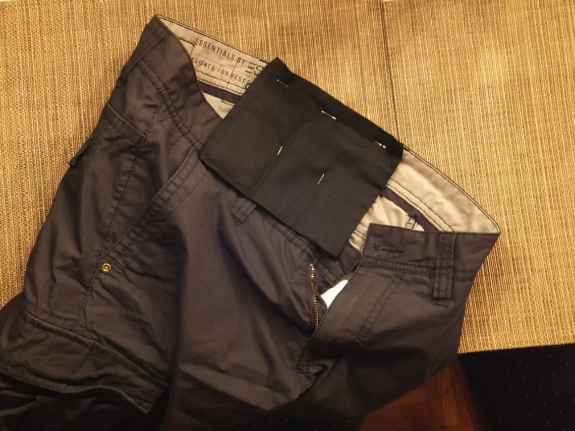 An dieser Position wird die Geheimtasche in der Hose eingenäht