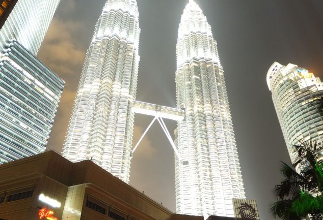 Die 451 Meter hohen Zwillingstürme der Petronas Towers in Kuala Lumpur