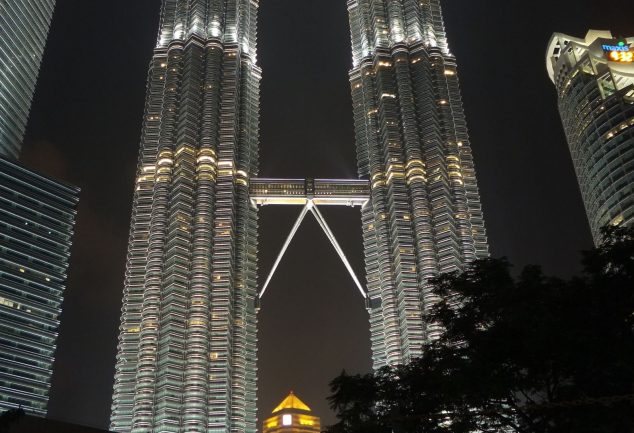 Die 451 Meter hohen Zwillingstürme der Petronas Towers in Kuala Lumpur