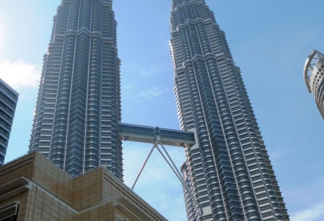 Die 451 Meter hohen Zwillingstürme der Petronas Towers in Kuala Lumpur