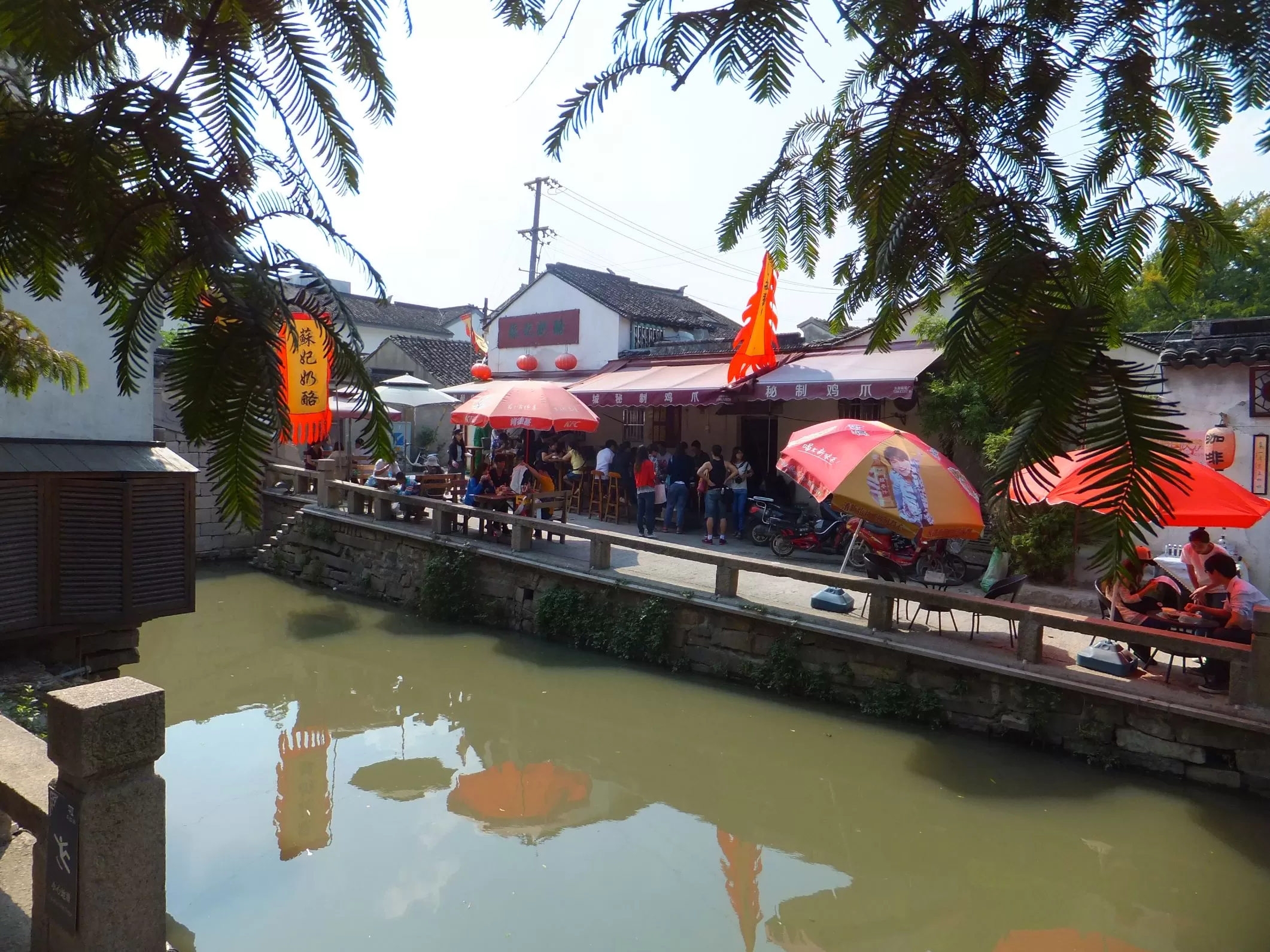 Die kleinen Kanäle in der Altstadt von Suzhou Die kleinen Kanäle in der Altstadt von Suzhou