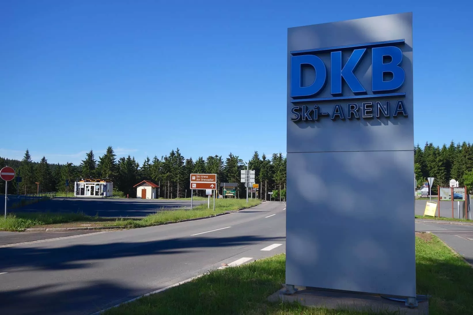 Willkommen in Oberhof - Es geht vorbei an der DKB Ski & Weltcup Arena Willkommen in Oberhof - Es geht vorbei an der DKB Ski & Weltcup Arena