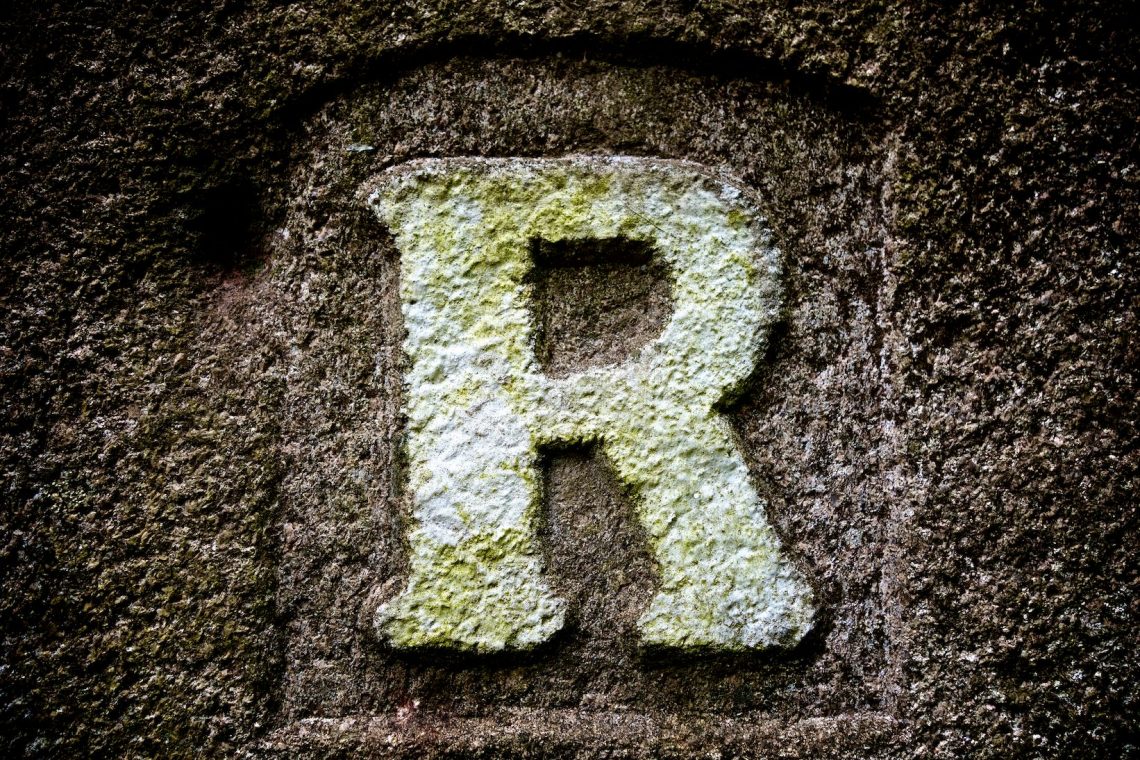 Dem "R" für Rennsteig folgst du auf der Wanderung durch den Thüringer Wald
