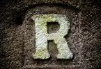 Dem "R" für Rennsteig folgst du auf der Wanderung durch den Thüringer Wald