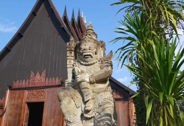 chaing_rai_black_temple_2014_003