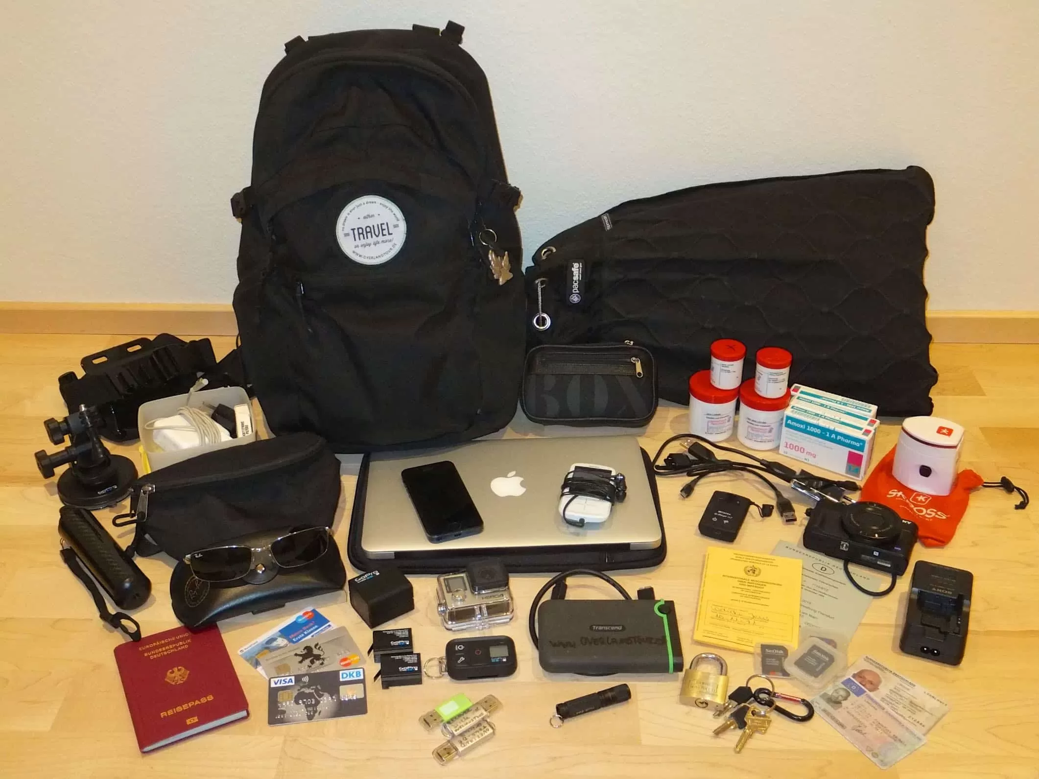Daypack und PacSafe mit seinem Inhalt Daypack und PacSafe mit seinem Inhalt