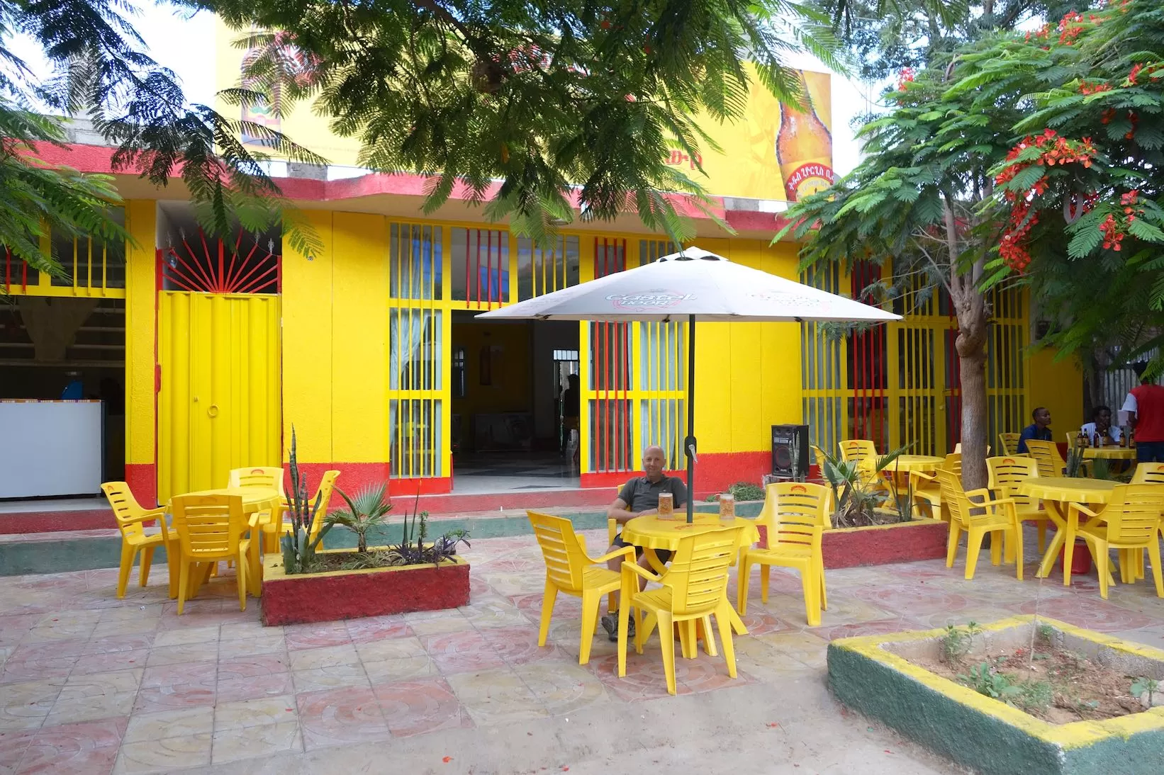 Aksum Ein Straßenlokal und ein kühles Bierchen findet man oft in Aksum