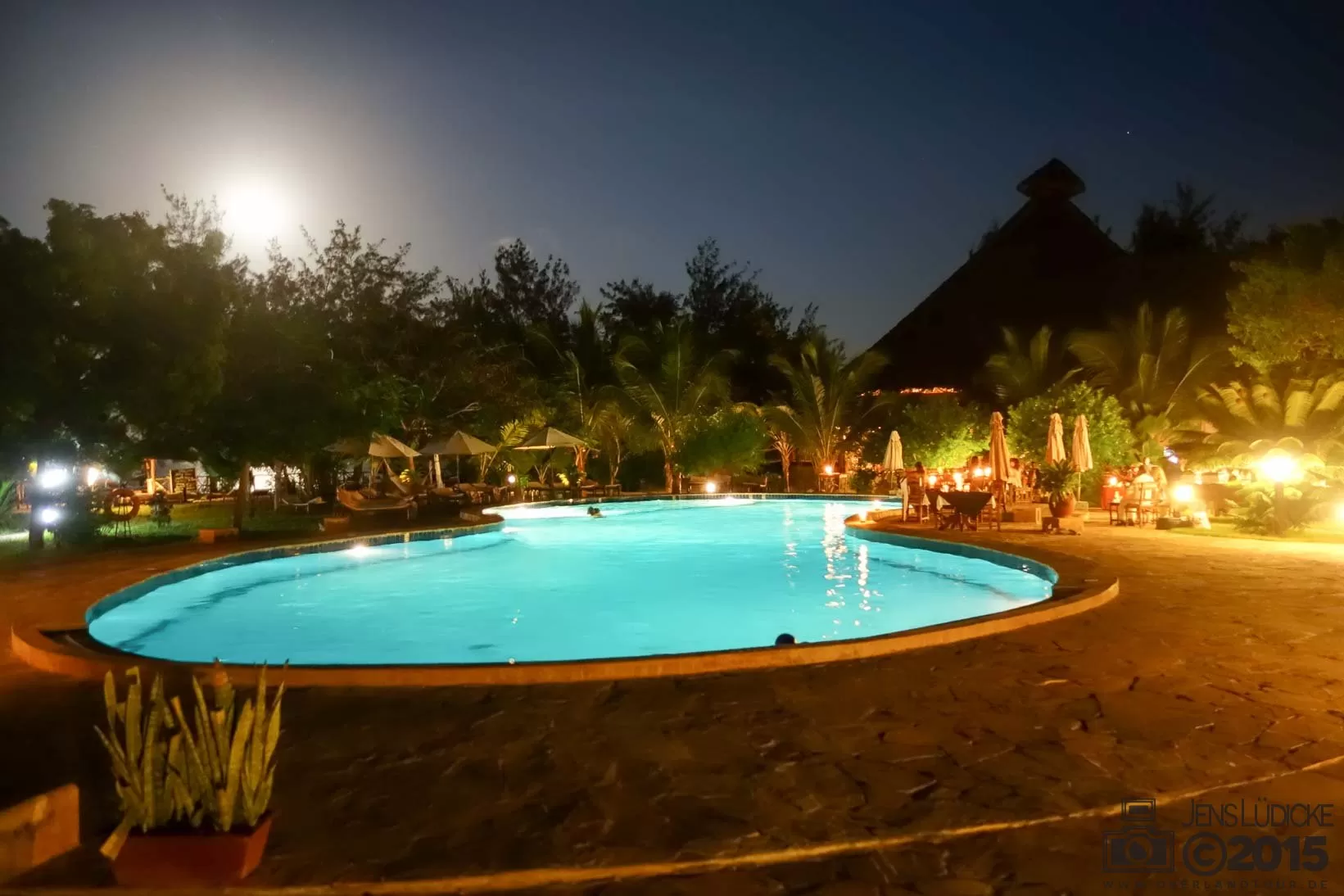 Ein Traum Abends – Abends am Pool gibt es das Barbecue Ein Traum Abends – Abends am Pool gibt es das Barbecue