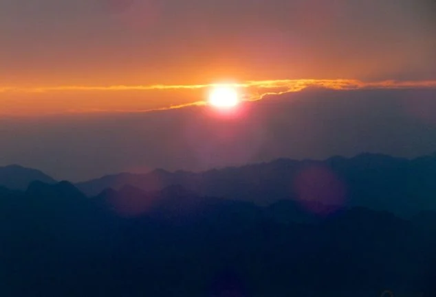 Der Sonnenuntergang in den Bergen