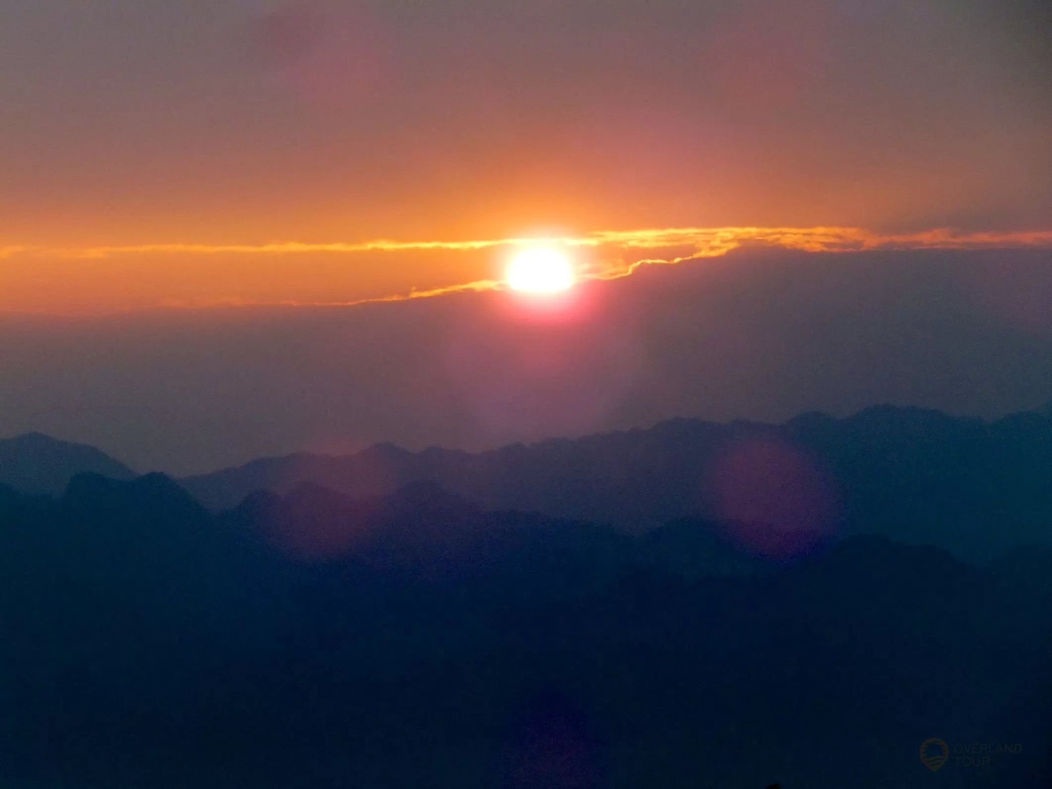 Der Sonnenuntergang in den Bergen Der Sonnenuntergang in den Bergen