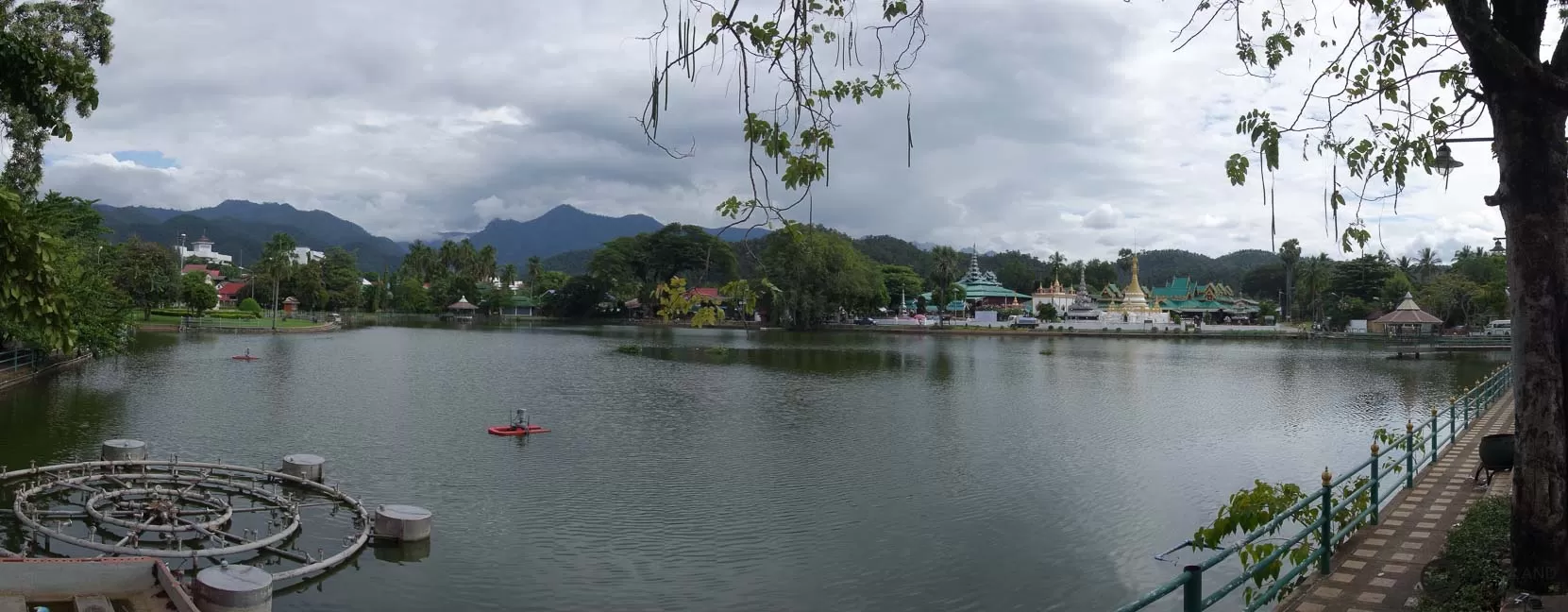 Ein wunderschönes kleines Städtchin im Norden Thailands - Mae Hong Son und der Blick über den See Ein wunderschönes kleines Städtchin im Norden Thailands - Mae Hong Son und der Blick über den See
