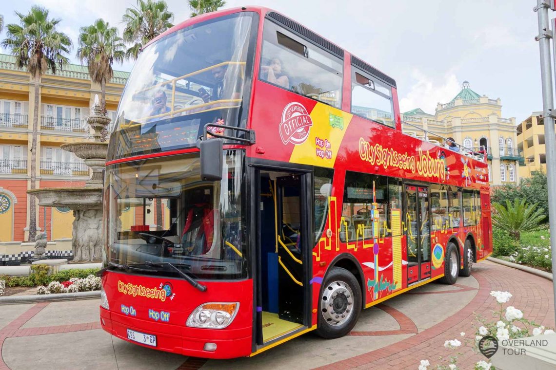 Der rote City Sightseeing Doppeldeckerbus