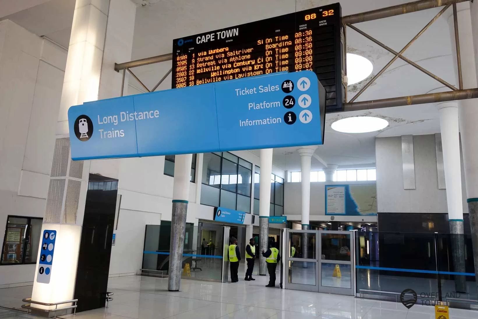 Der Bahnhof von Kapstadt – Am Gleis 24 befindet sich der Schalter des Shosholoza Meyl Train Der Bahnhof von Kapstadt – Am Gleis 24 befindet sich der Schalter des Shosholoza Meyl Train