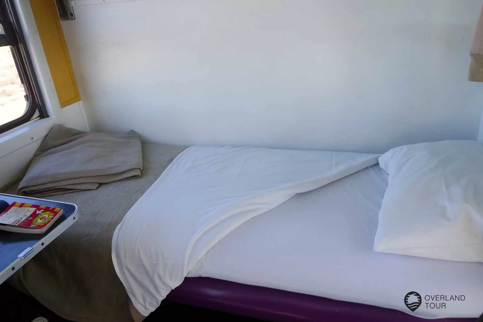 Sitzplatz zum Bett umgebaut mit frischer Bettwäsche Sitzplatz zum Bett umgebaut mit frischer Bettwäsche