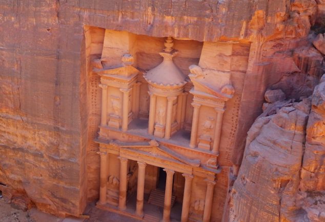 Was für ein Ausblick auf die Schatzkammer von Petra in Jordanien