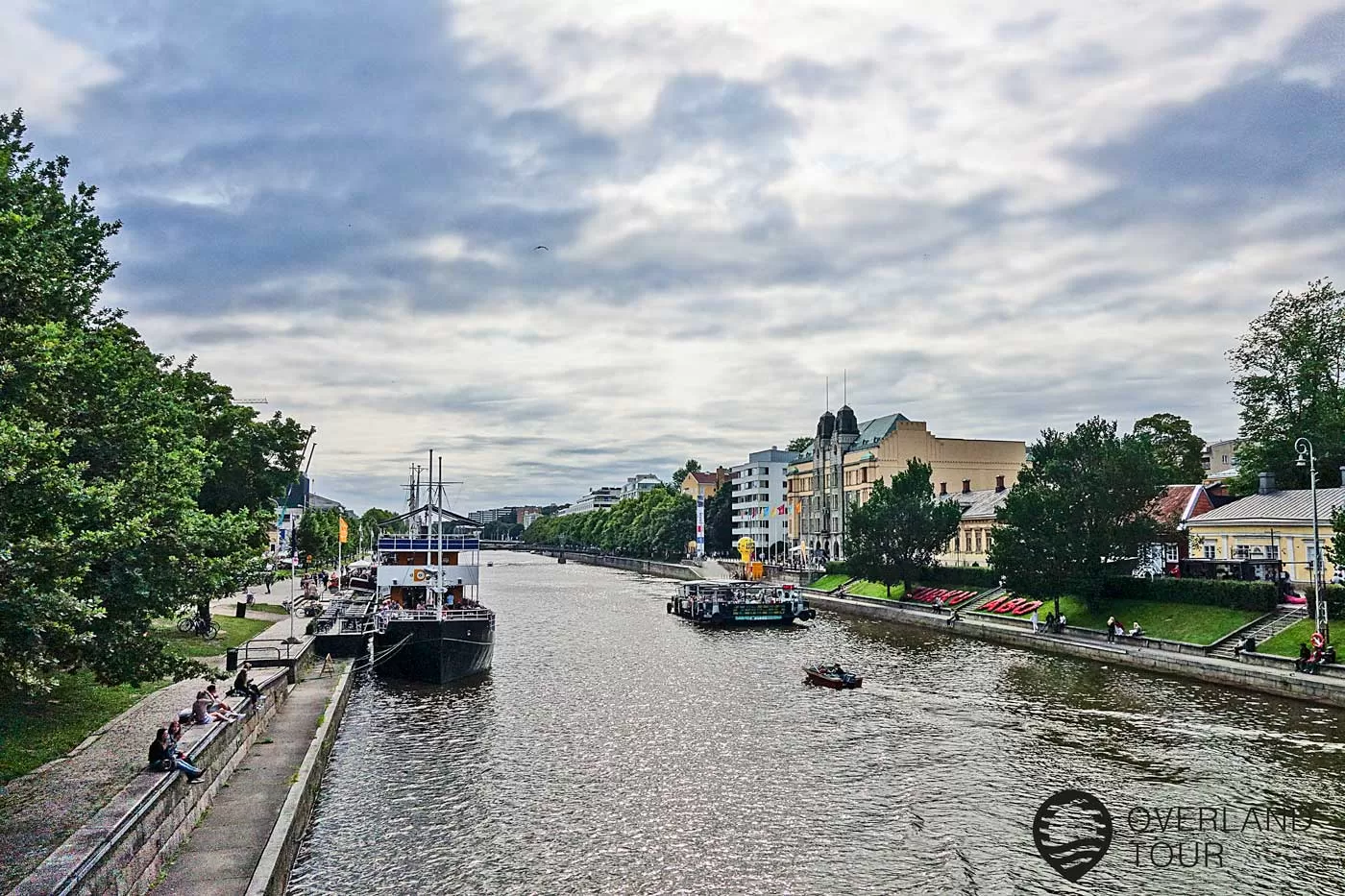 Turku - Finnland Am Ufer des Fluss Aurajoki
