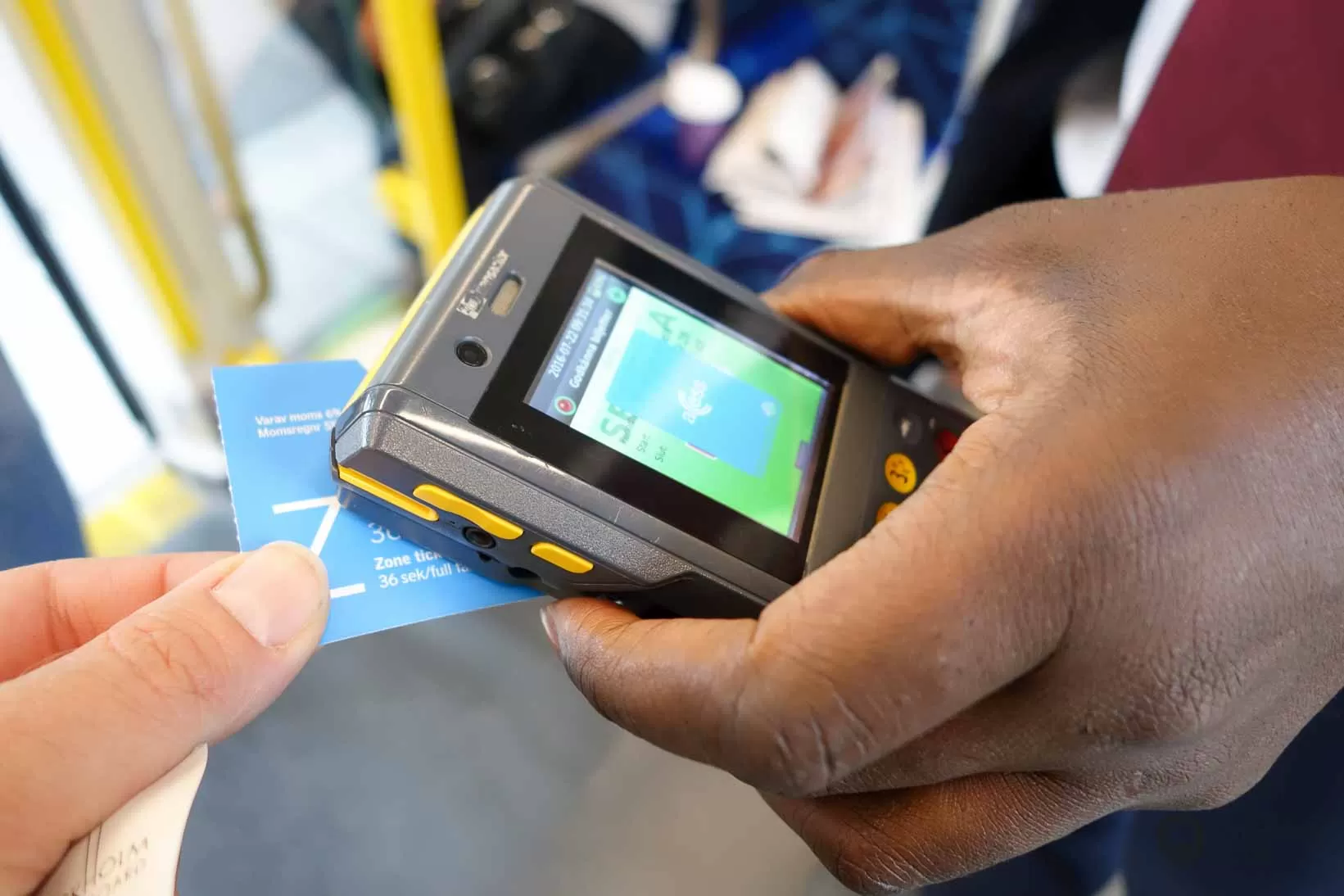 Der Fahrkartenkontrolleur liest dein Ticket aus.