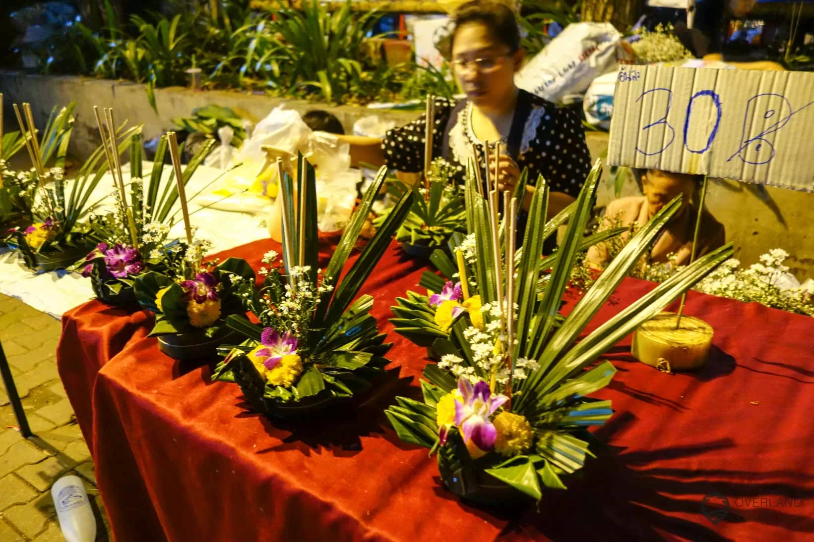 Hier werden die Loi Krathong gebastelt und verkauft, bevor die Schiffchen aus Bananenblättern ins Wasser gesetzt werden Einer der vielen Verkaufsstände von Krathong am Ping River