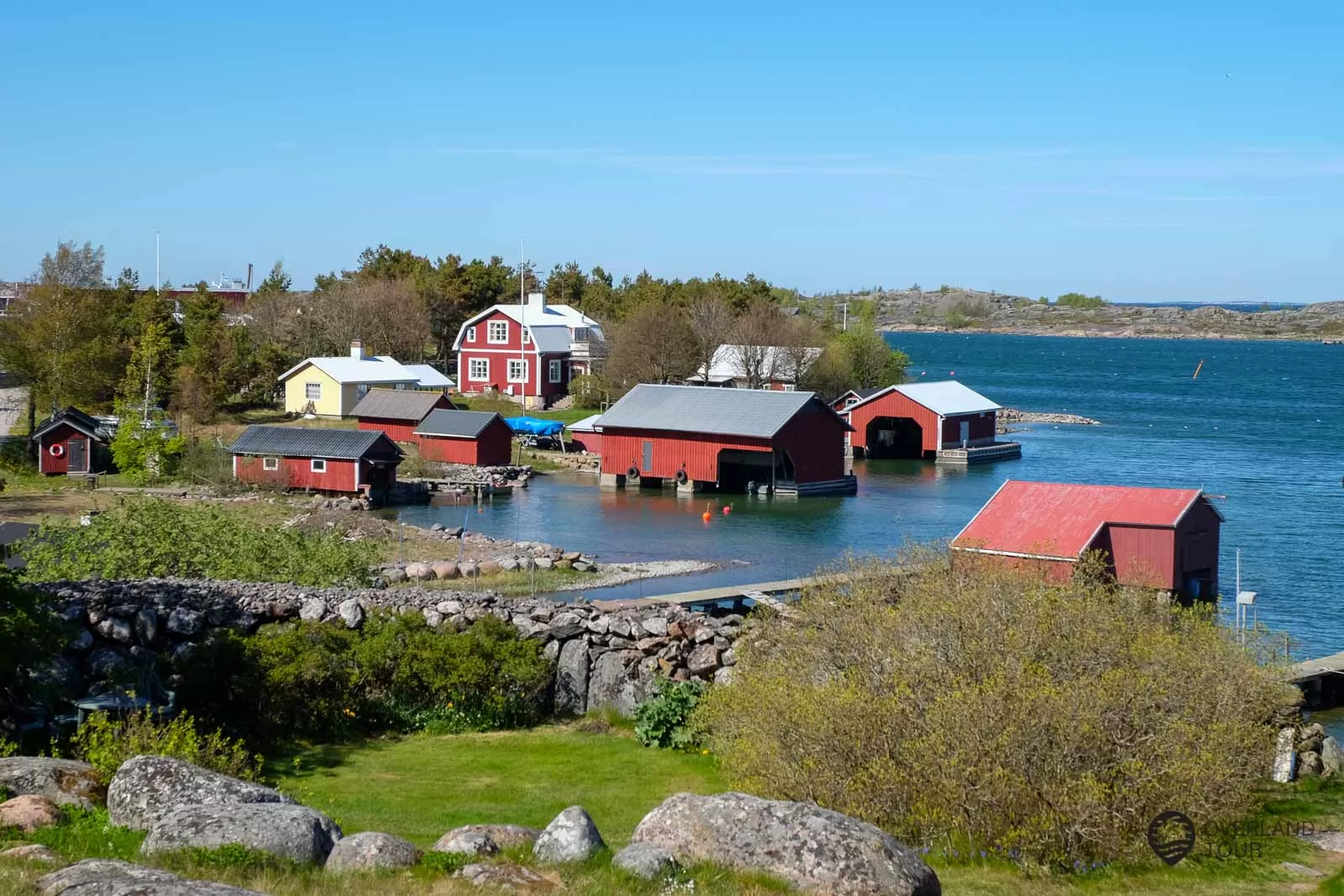 Utö - Finish Archipelago Utö mit seinem Leuchtturm ist die letzte Insel, die mit einer öffentlichen Fähre erreicht werden kann. Der Leuchtturm ist wunder schöne und die Ruhe dort draußen sagt dir, du bist am Ende der Welt