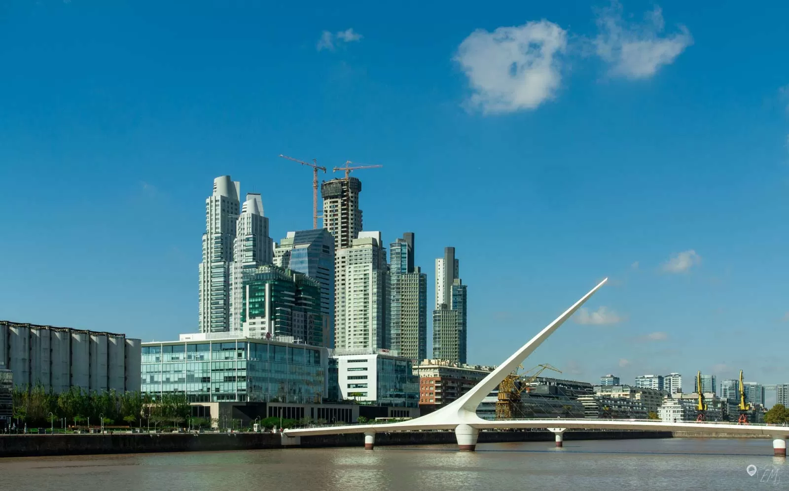 Die bekannte Brücke "Puente de la Mujer" im Stadtteil Puerto Madero Die bekannte Brücke "Puente de la Mujer" im Stadtteil Puerto Madero