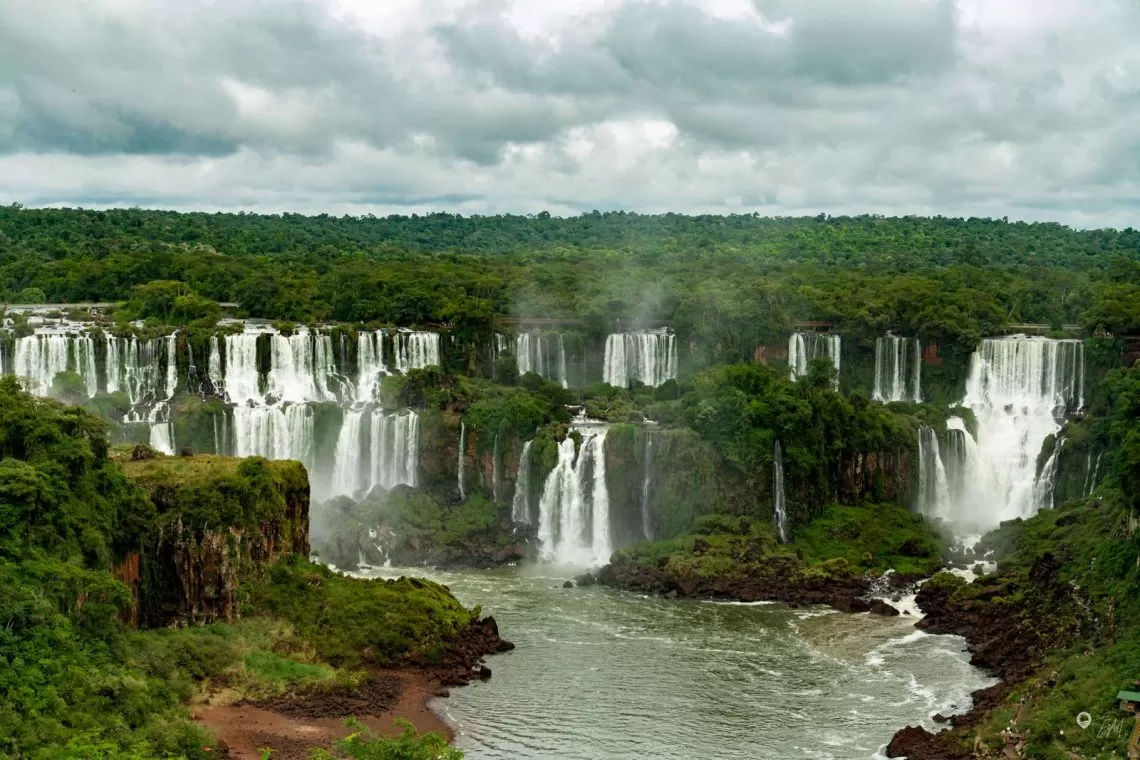 Der 1. Blick auf die Panoramakulisse der Iguazú Wasserfälle von der brasilianischen Seite