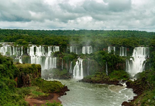 Der 1. Blick auf die Panoramakulisse der Iguazú Wasserfälle von der brasilianischen Seite
