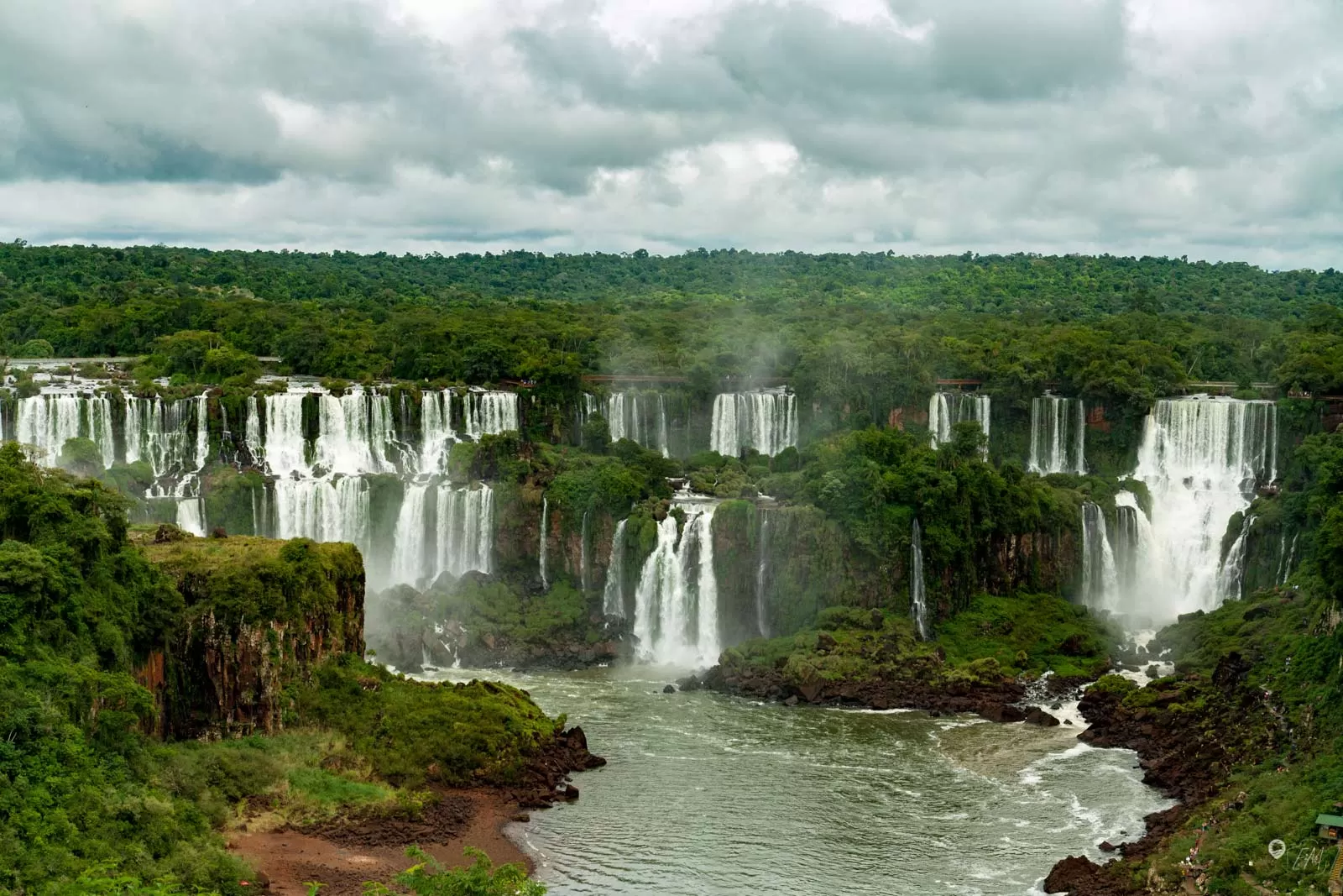 Der 1. Blick auf die Panoramakulisse der Iguazú Wasserfälle von der brasilianischen Seite