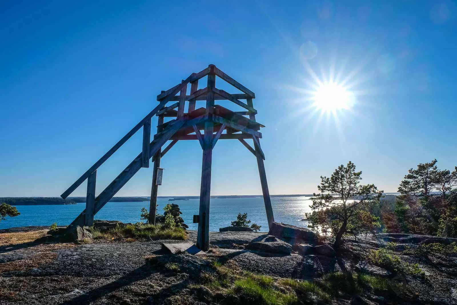 Die Insel Iniö im finnischen Schärenmeer Der Naturpfad auf Iniö ist klasse und ganz besonders der Ausblick über das Schärenmeer auf dem Aussichtsturm