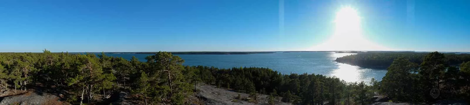 Die Insel Iniö im finnischen Schärenmeer Ein atemberaubender Sonnenuntergang