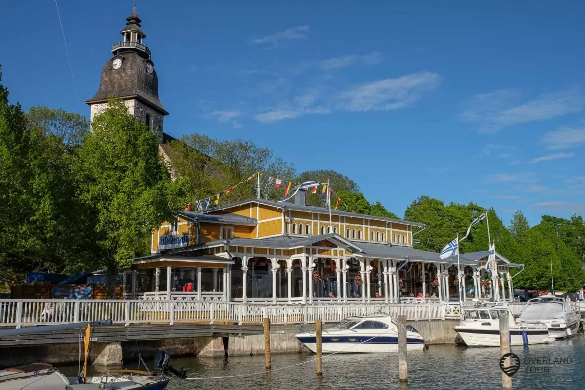 Das Restaurant Merisali direkt am Hafen und im Hintergrund die Kirche