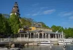 Das Restaurant Merisali direkt am Hafen und im Hintergrund die Kirche