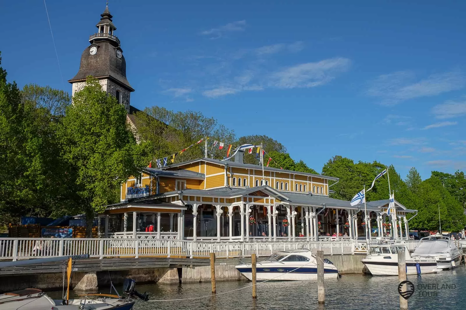 Das Restaurant Merisali direkt am Hafen und im Hintergrund die Kirche