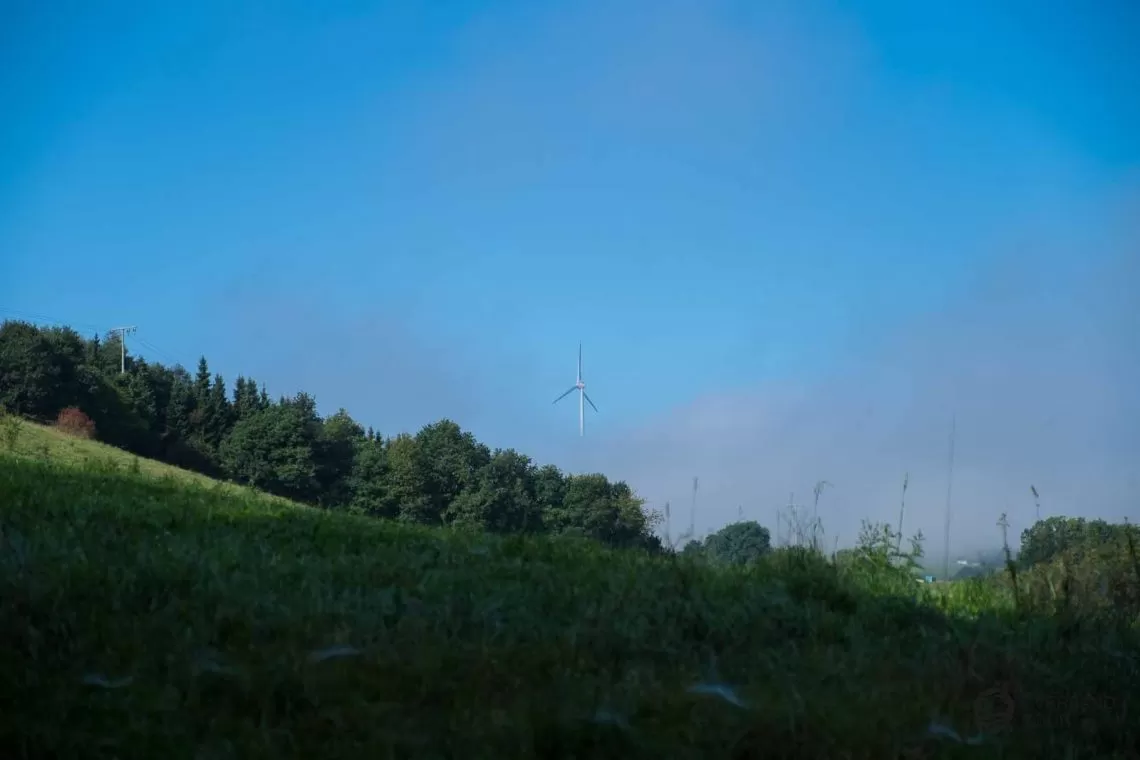 Was für Aussichten und die Windräder im Frühnebel machen was her