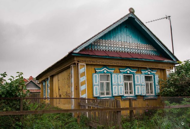 Die traditionellen bunten Holzhäuser von Tatarstan