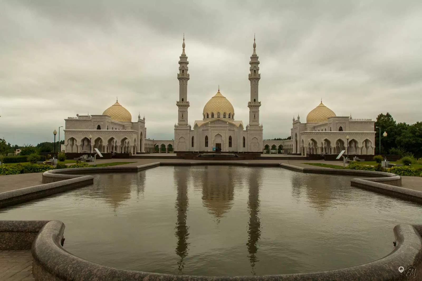Die wunderschöne weiße Moschee Die wunderschöne weiße Moschee