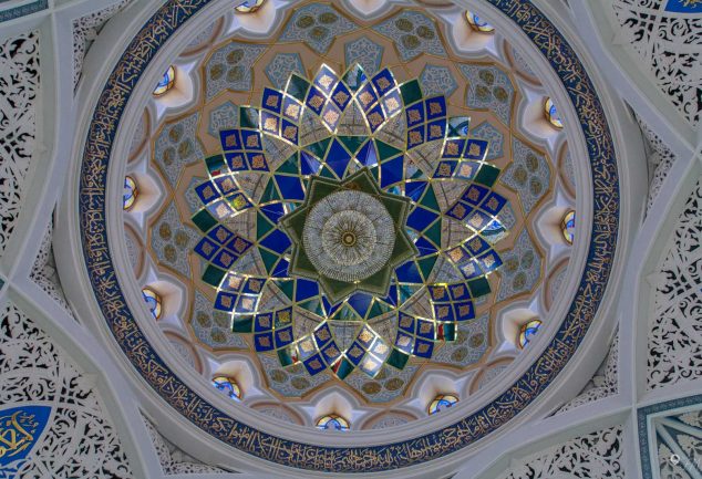 Der prachtvolle Kronleuchter in der Kul-Scharif- Moschee