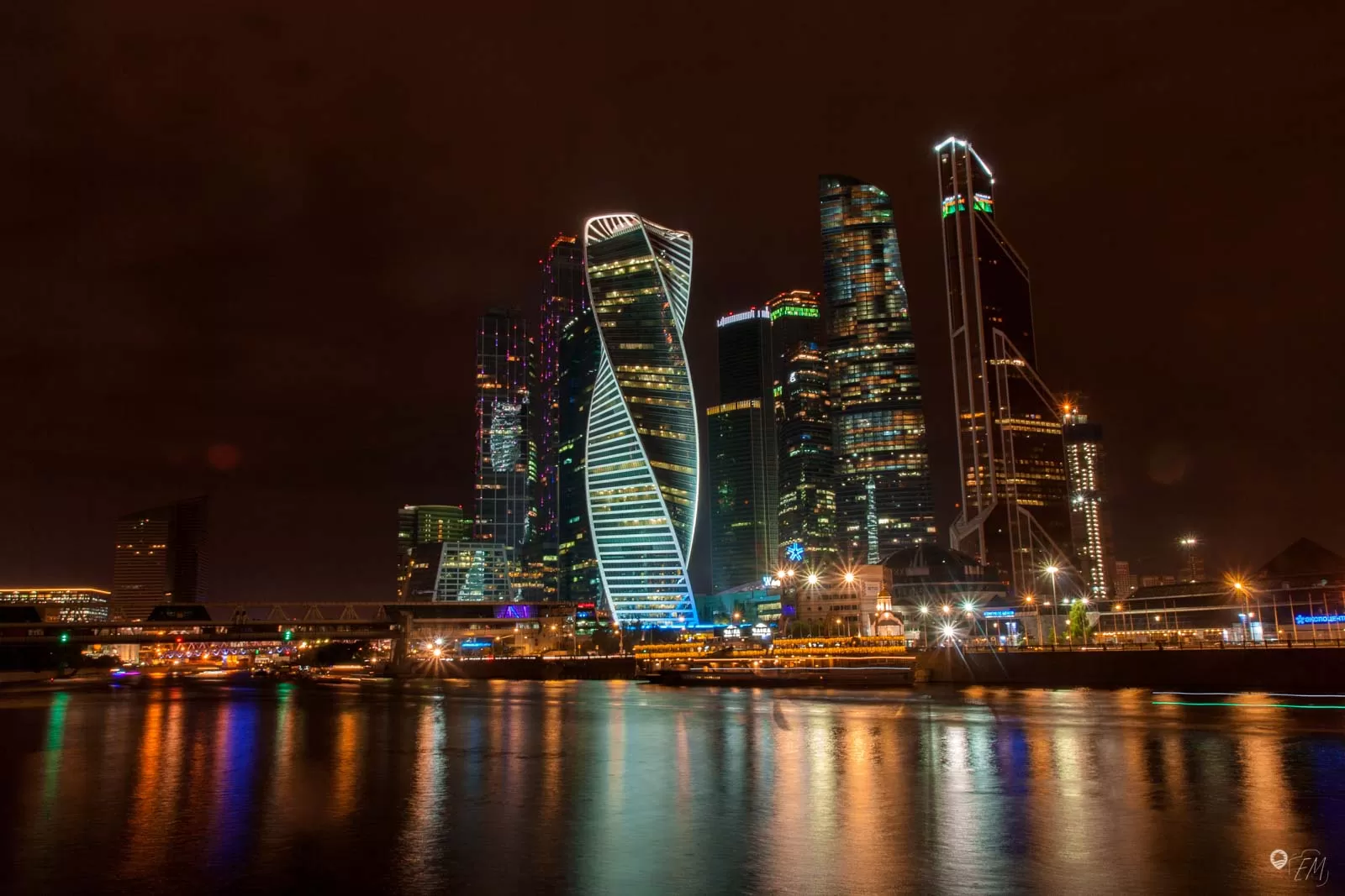 Die leuchtende Skyline von Moskau City zeigt die fortschrittliche Facette der Stadt Die leuchtende Skyline von Moskau City zeigt die fortschrittliche Facette der Stadt