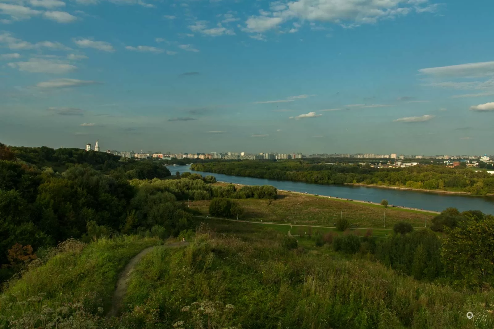 So viel grün mitten in der Stadt - im Kolomenskoje Park kann man die Seele baumeln lassen und dem hektischen Treiben der Stadt entkommen So viel grün mitten in der Stadt - im Kolomenskoje Park kann man die Seele baumeln lassen und dem hektischen Treiben der Stadt entkommen