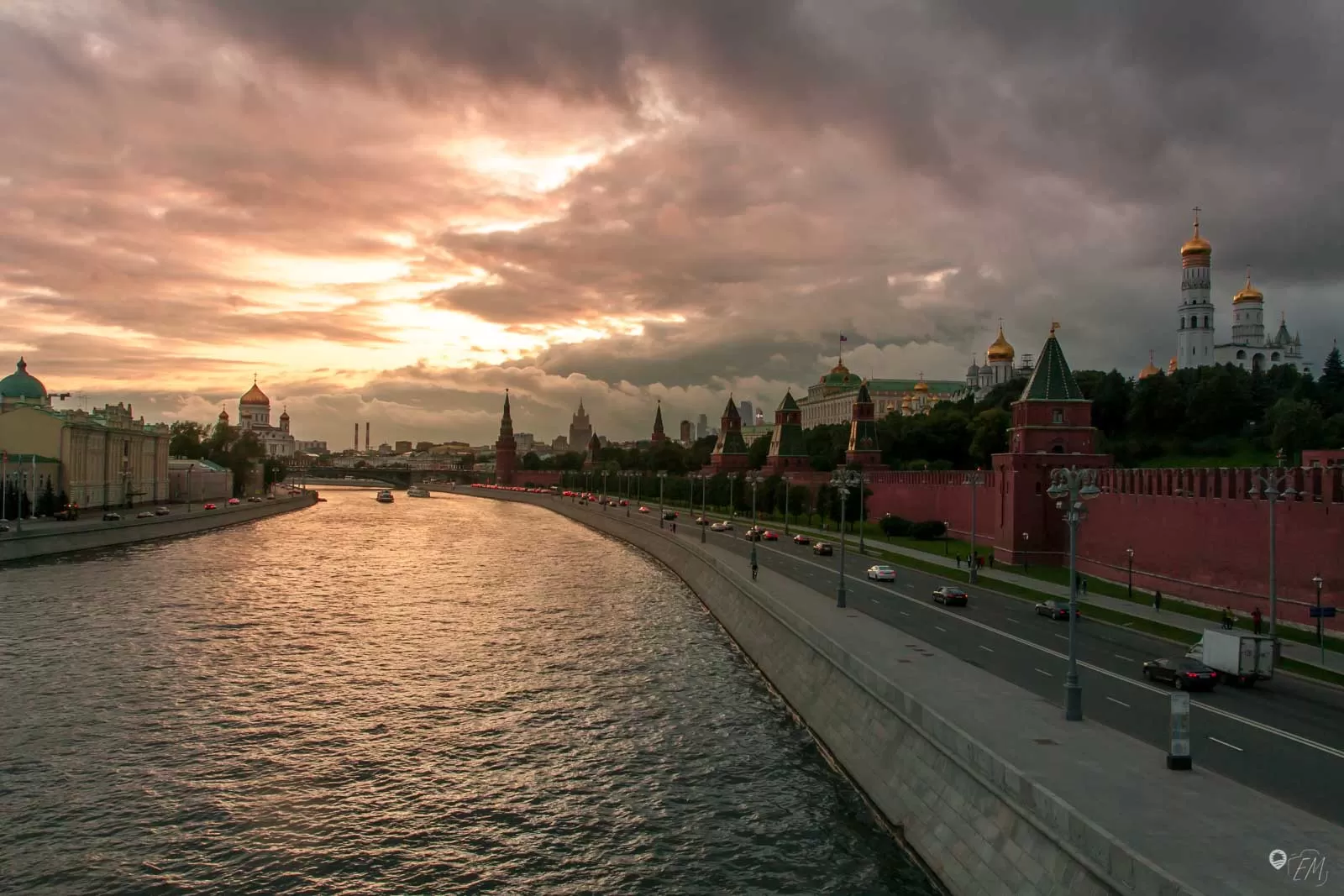 Der Sonnenuntergang von der Brücke vorm Kreml Der Sonnenuntergang von der Brücke vorm Kreml