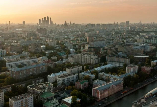 Ein wunderschönes Farbschauspiel über den Dächern Moskaus mit der Skyline im Hintergrund