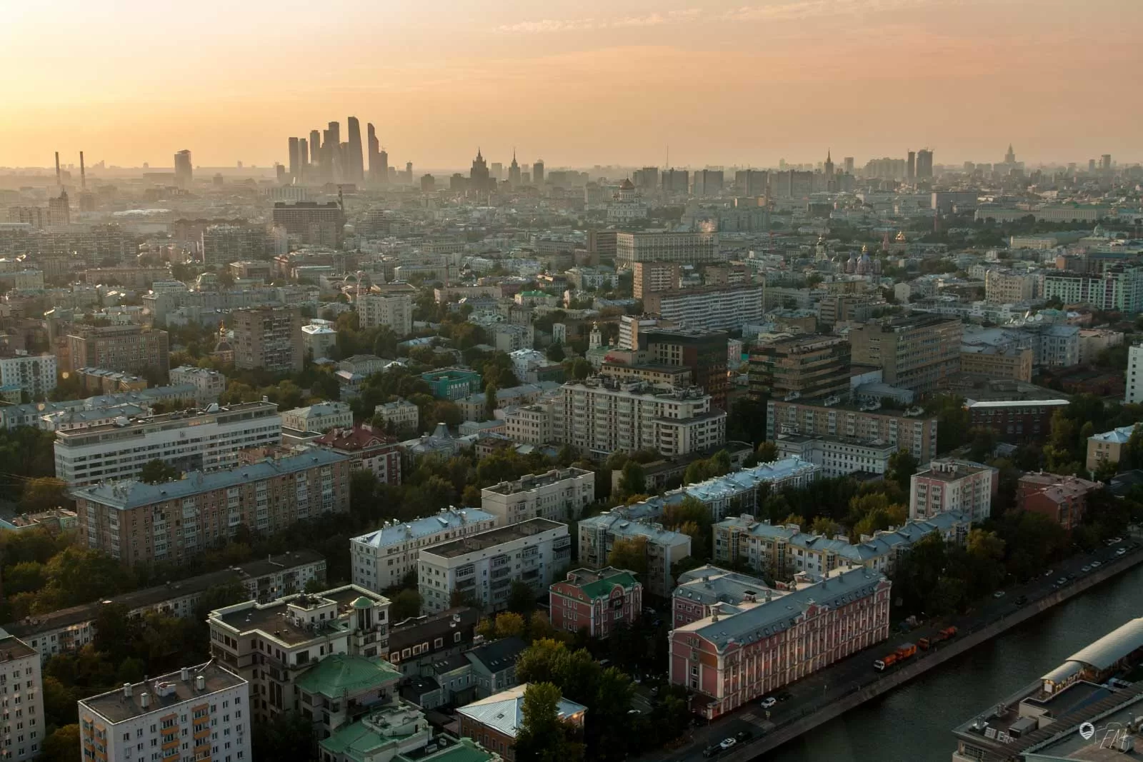 Ein wunderschönes Farbschauspiel über den Dächern Moskaus mit der Skyline im Hintergrund Ein wunderschönes Farbschauspiel über den Dächern Moskaus mit der Skyline im Hintergrund