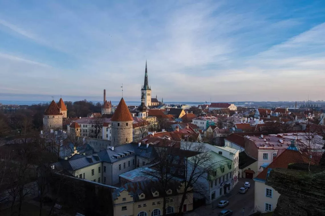 Über Tallinns Dächern beim Sonnenaufgang