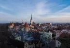 Über Tallinns Dächern beim Sonnenaufgang