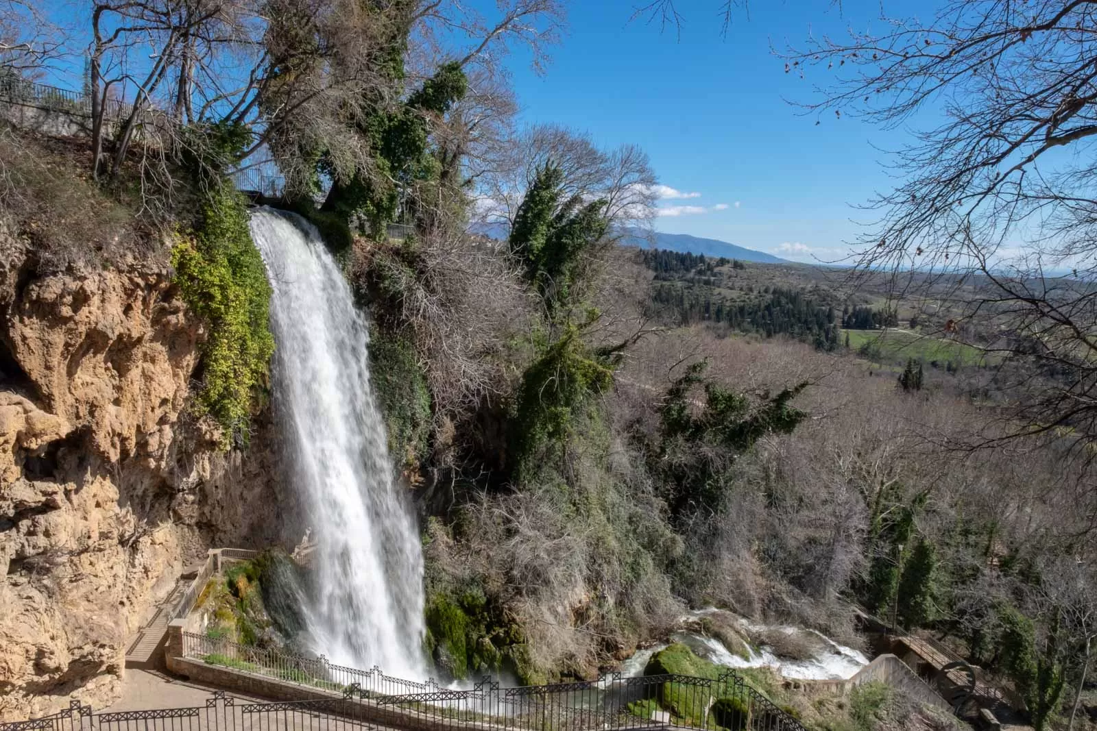 Edessa - Griechenland Der Wasserfall Edessa trägt den Namen „Karanos“ und die Wassermassen stürzen 70 Meter tief nach unten
