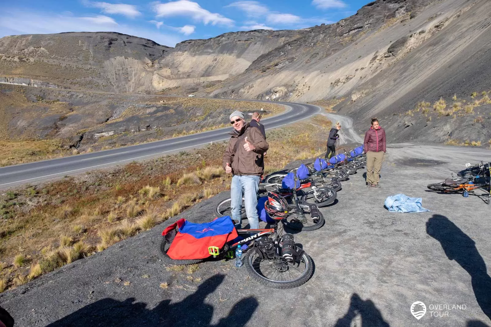 Mountainbike und Schutzausrüstung vor dem Start Mountainbike und Schutzausrüstung vor dem Start