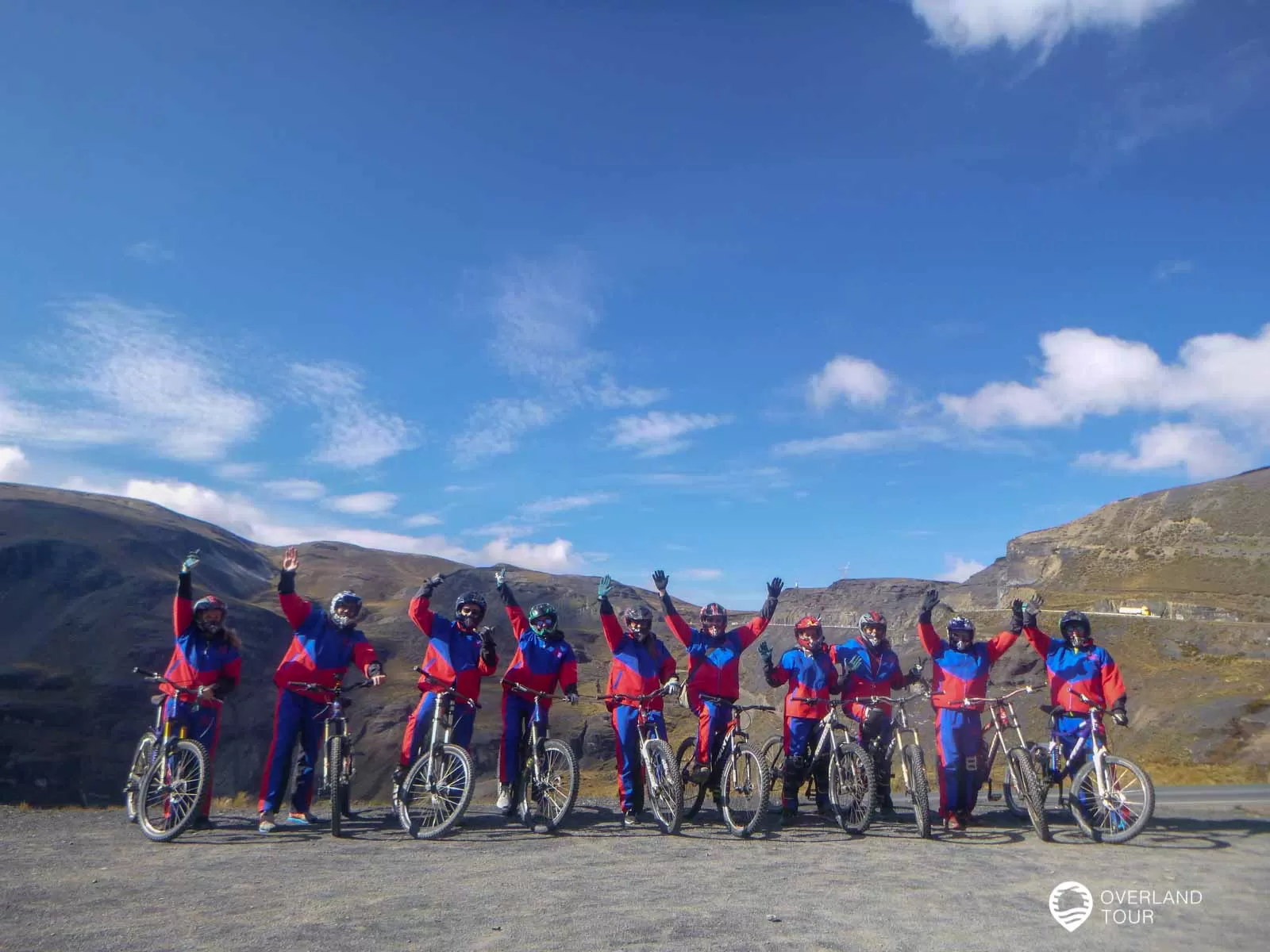 Gruppenbild der Mountainbiker am La-Cumbre-Pass Gruppenbild der Mountainbiker am La-Cumbre-Pass